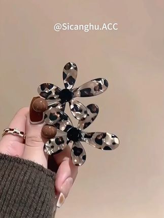 这款豹纹发夹简直是点睛之笔,优雅又不失个性,随手一夹气质满分! #创作灵感 #发型好物推荐