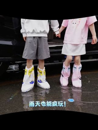 一次性雨鞋套 儿童长筒加厚沙漠防沙户外下雨天登山防水防滑脚套 #防水鞋套 #开学必备 #雨季开始了 #雨鞋 #宝宝下雨出门神器 下雨天孩子上学就怕鞋泡水,一穿就一天,看着好心疼,聪明的妈妈们都准备了这个