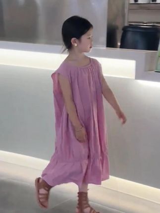 什么是爱呢大概是没生之前,信誓旦旦的谁爱带谁带 我不管,变成后面的谁带我都不放心吧,把你干净的养在我身边是妈妈最大的炫耀资本,不留守 不孤单 你因我而来却不是为我而来,我爱你但不会以爱之名束缚你 你是自由的,你就快乐的做独一无二的那朵花吧 玫瑰也好 雏菊也罢,妈妈都会做好的养花人#女童穿搭 #生女儿就要这样穿 #女童连衣裙#夏季穿搭#骗你生女儿