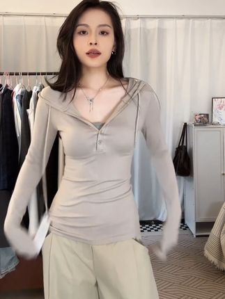 简约美式辣妹修身显身材 半开扣连帽卫衣收腰早秋内搭长袖上衣女 #辣妹穿搭 #连帽上衣 #纯欲穿搭 #连帽卫衣 #打底衫