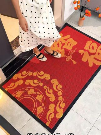 进门踩踏福,喜庆迎满门 这张#喜庆 #入户垫 表面尼龙丝编织耐磨耐蹭,背面还是橡胶防滑底部,铺在家里入户门口除尘防沙效果很好#地垫 #防滑