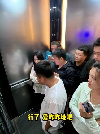 你那是闺蜜吗?闺蜜跟你对象都要结婚了你还没发现 #搞笑视频 #气氛搞起来 #吉吉杏吉 #万万想不到 #围观的人真多