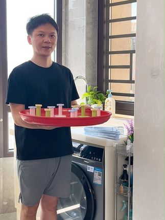 家里衣架多的试试这个吸盘衣架收纳架,衣架挂上面整整齐齐,不用了收起来还不占空间 #衣架收纳架