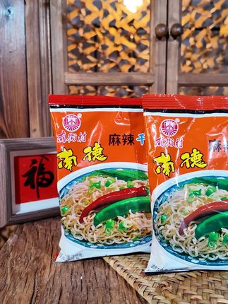 南德方便面和北京方便面 你喜欢哪个口味呢南德方便面更适合干吃 #南德方便面#干脆面零食#好吃到停不下来#南街村方便面#干吃面