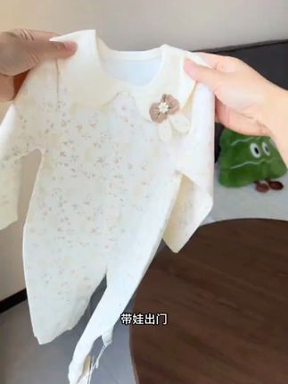 春秋宝宝纯棉无骨连体衣卡通公主风英伦风连体哈衣长袖新生儿幼儿 巨高品!甜美又可爱,娃娃领设计搭配满印小碎花,给女儿穿上超洋气超显白#面料柔软亲肤 #婴幼儿服饰 #宝宝爬服 #连体衣 #超便宜超划算