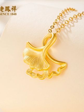 老鳯祥足金999双银杏叶黄金吊坠 🍂🍂🍂哇塞!这个银杏叶造型的黄金吊坠美到我心坎里啦~✨✨✨叶片的纹理细腻又灵动,金灿灿的超有质感,戴在脖子上就像把秋日的浪漫都系在了身上,温柔又吸睛,真的一眼就爱上💖💖💖 #足金银杏叶吊坠 #双银杏叶项链 #黄金推荐款式 #老凤祥 #资源环境
