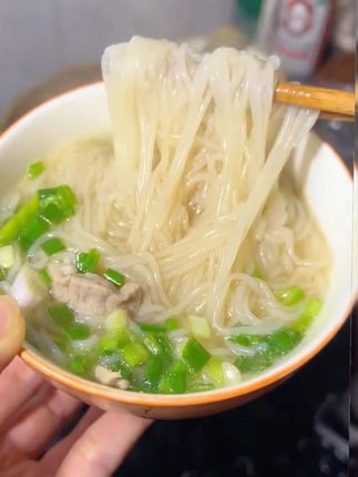 晚上肚子饿了。嗦个粉,简单方便! 晚上肚子饿了。嗦个粉,简单方便!水开3分拿筷子#嗦粉 #广东 #晚上吃什么 #夜宵 #米粉