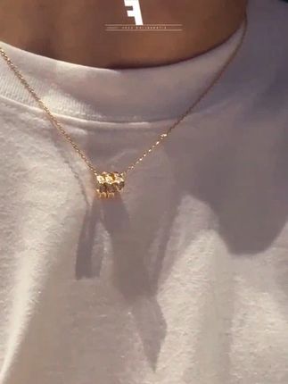 还在为七夕送什么发愁?怕太普通又怕没新意?这款灵蛇情侣项链来啦! 🐍 灵蛇缠绕太有寓意!欧美风设计感炸裂,蛇身线条流畅又酷飒,男女戴都好看,寓意“爱不分你我,缠绕不离”,小众不撞款~ ✨ 铜合金质感拉满!轻奢时尚不掉价,戴多久都有光泽感,日常通勤/约会/炸街都能搭,百搭又吸睛~ 🎎 情侣款仪式感拿捏!七夕送TA这个,一左一右戴同款,低调秀恩爱太甜了,包装精致有分量,收到感动到心坎里~ #灵蛇项链 #铜合金项链 #七夕礼物 #情侣项链 #欧美小众