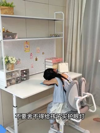眼护士护眼看书不低头台灯床头卧室充电学生作业灯多功能书桌儿童 这款台灯让我家里的每个角落都充满了温馨的氛围,还是全光谱护眼台灯,打开的瞬间轻松照亮两米大书桌