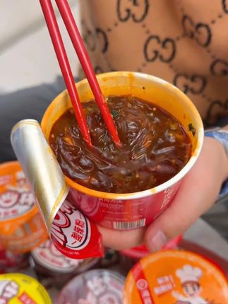 海底捞的小杯粉真的很适合嘴馋还吃不了多少的姐妹!关键口味还很多,都不踩雷#妈呀太香了 #好吃到停不下来 #馋哭了 #被海底捞新品馋到了 #夜宵吃什么