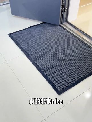 致密簇绒结构,强力刮除鞋底泥沙,灰尘隐匿于根部,保持表面洁净。#进门地垫#家居好物分享#小苏家地垫