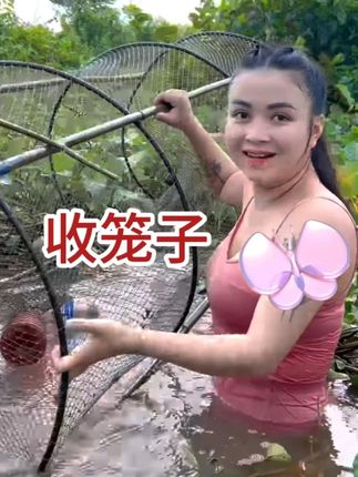 表妹下水收笼子,鱼不鱼的不重要,就爱看你抓鱼时认真的模样 #户外 #捕鱼 #乡村生活 #笼子
