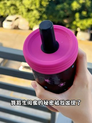 舞蹈生闺蜜的秘密被我发现了,她每天都要喝一杯这个鲨鱼菲特的黑咖啡配料精选云南的小粒咖啡豆,姐妹们放心喝,一打开就能闻见豆子的香味,喝着就像现磨的咖啡液,新手都喝不出酸涩----倒入冰水中就是懒人冰美式,加点牛奶就是门店同款的丝滑拿铁,关键今天是品牌送福利,一条才几毛钱,还送高颜值变色杯,趁现在价格还有,自律期姐妹赶紧#鲨鱼菲特 #鲨鱼菲特黑咖啡 #黑咖啡