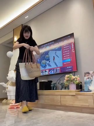 价格贼香,关键质量也好好,镂空好有设计感,拍照嘎嘎出片儿!#美包分享 #草编包 #托特包 #超便宜超划算