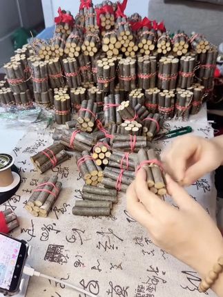 【热卖11000+】创意五色线七段桃枝沂蒙山天然老树东南枝七 【热卖11000+】创意五色线七段桃枝沂蒙山天然老树东南枝七段桃木枝+正能量桃木枝!七根七厘米可多场景放置
