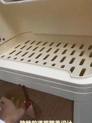 这个沥水碗柜,它的外观简约大方,适合各种家居风格。 独特的透视翻盖设计,让你轻松拿取物品。厉害的是它的磁吸双开门设计和抽屉式的沥水盘,让水流顺畅排出,使你的台面一直保持清爽整洁的状态。价格便宜,质量好。 赶紧入手吧!工厂直销生产厂家批发#沥水碗柜 #沥水碗柜带盖 #沥水碗柜置物架 #沥水碗柜家用 #沥水碗架