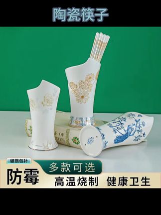景德镇陶瓷筷子笼厨房置物架新款高颜值沥水筷子筒家用刀叉收纳盒 给家里换一个新的筷子筒吧!这个陶瓷筷子筒真的太好看了,里面有10双陶瓷筷,不仅颜值高,还特别实用,可以轻松放下一家人的筷子,而且底部自带接水盘,不用担心水流到台面上了。它是陶瓷材质的,脏了也很好清洗#筷子筒 #陶瓷筷 #陶瓷筷子筒 #厨房好物 #超便宜超划算