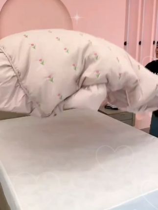 姐妹们你们还在烦恼每天打底床单吗?快来试试这个花边床笠吧!四周松紧带包裹床垫,怎么翻滚都不会跑动,再也不用担心床单乱糟糟了!面料柔软舒适,透气吸汗,一年四季都可以用,四周的花边非常好看,铺在床上整个房间都显得高级了,喜欢的朋友赶紧入手一套吧!#床裙款床笠 #床垫保护罩 #四季通用款床笠