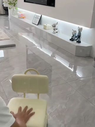 家里有个万向轮小凳子真是太方便啦,用来拆快递或者打扫卫生,坐着摘菜都很方便,承重力也很好,还可以当做换鞋凳#滑轮小凳子 #小凳子 #万向轮矮凳推荐 #家居布置 #居家好物
