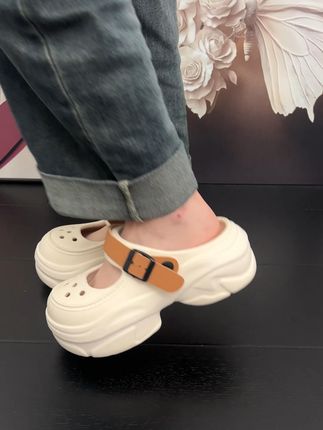 谁还没有一双这么好看的洞洞鞋 #洞洞鞋#软底软面穿上超舒服#好穿又好搭#脚宽脚胖都可以#透气舒适不臭脚