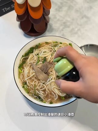 这个按压小油壶放在桌上真的刚刚好,加点调料方便还不怕弄洒倒多了,瓶口带回吸不会挂油干净卫生#按压油壶 #按压调料瓶 #定量油壶