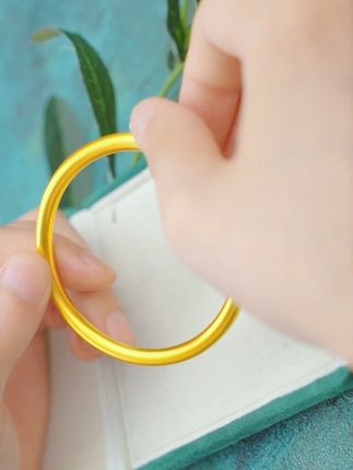 据说古法大金镯是每个女孩子的执念,有没有?#足金古法素圈手镯 #中国黄金宝瑞雅 #金手镯 #宝瑞雅 #七夕礼物