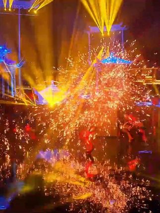 这个周末,来看一场水上打铁花吧! #打铁花打出璀璨星河 #郑州建业电影小镇 #打铁花 #打铁花是属于中式的浪漫 #郑州周边游玩推荐