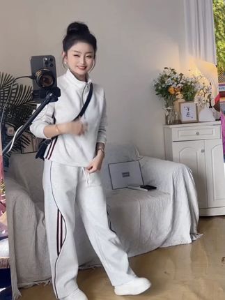 1082新款早秋爆款休闲时尚运动装女新款洋气长袖直筒裤显瘦两 #两件套 1082新款早秋爆款休闲时尚运动装女新款洋气长袖直筒裤显瘦两件套#面料柔软舒适 #谁穿谁好看 #高级感穿搭 #显瘦显高显腿长 @DOU+小助手 @DOU+上热门 @小店随心推