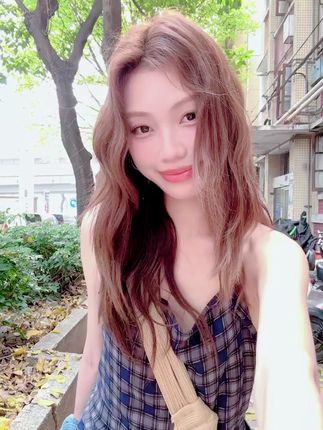 气质辣妹必备!蓝色牛仔外套搭格纹吊带裙套装,显瘦百搭 #显瘦搭配 #蓝色牛仔外套 #气质套装 #格纹吊带裙 #辣妹穿搭