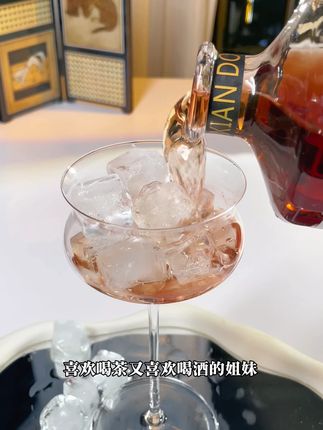 喜欢喝茶又喜欢喝酒的姐妹一定一定一定不要错过这款普洱玫瑰花果酒,普洱茶香保留完整,玫瑰花香交织到位,糯米回甘太好喝了!#果酒 #微醺时刻 #强烈推荐 #口感特别好 #仙女都在喝什么
