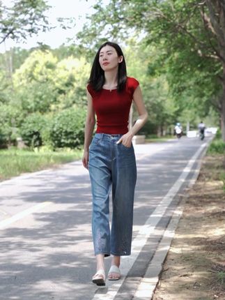 女神穿搭,好看有气质,镂空刺绣为裤子增加调性! #显高显瘦显腿长 #谁穿谁好看 #显瘦穿搭 #百搭神裤 #牛仔裤