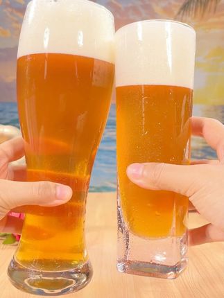 聚餐聚会怎么能少了冰爽的啤酒?青岛原产地精酿啤酒,泡沫丰富细腻,入口醇厚顺滑,麦芽的香甜与酒花的清香完美融合,每一口都是享受!#啤酒 #精酿啤酒 #好喝不贵