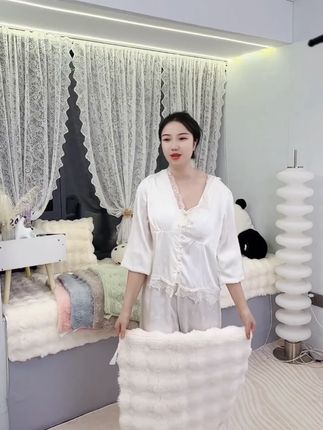 宝子们,2025 新款网红飘窗垫来啦!这毛绒质感也太绝了,摸起来超舒服,放在阳台一下就有了轻奢高级感。而且它还能机洗,打理超方便,再也不用担心弄脏啦。赶紧给家里的窗台安排上!#飘窗垫 #窗台垫 #可机洗垫子 #毛绒垫子 #家居好物