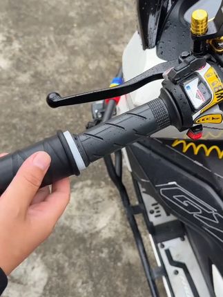 摩托车电动车优质硅胶车把套,安装简单,实用#摩托车#电动车 #铃木uy125 #本田150GX #车把套
