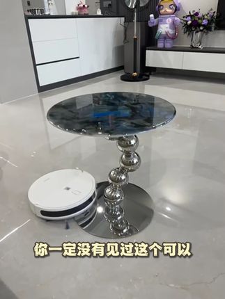 你一定没有见过这个可以移动的小茶几,采用低重心设计,放在哪里 都稳当。小巧又节省空间,可以在房间内自由的移动而不伤害到地板,真的是家居必备的好东西。桌面是大理石材质,结实耐用易清理。而且它是可以移动的角几,让空间的利用效率更高。家里放一个这样的边几,会让你的生活变得更加舒适便捷。喜欢的朋友们,赶快行动起来吧!沙发边几大理石小圆桌茶几客厅边柜圆迷你轻奢床头柜简约阳台茶桌#沙发边几大理石小圆桌茶几 #客厅边柜 #轻奢床头柜简约 #阳台茶桌 #茶几