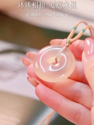 琼浆凝就平安扣,莹润玲珑,长伴流年岁月幽#周大生玉石旗舰店 #七夕我想对你说 #七夕我要种草浪漫 #周大生平安扣 #用琥珀流光风打开秋天