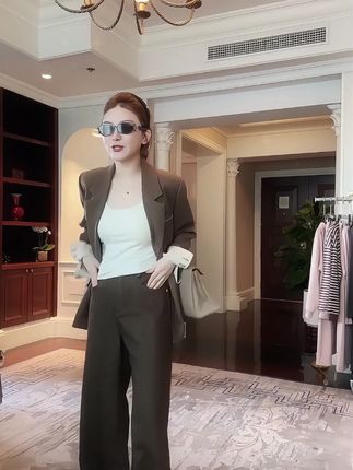 软垂不贴腿,久坐不皱还显利落!! #穿出高级感 #品质女装 #今天穿什么 #穿着得体是一种生活态度 #高定时装