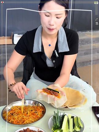 这个东北特色榆林镇筋饼,饼皮薄如蝉不油不腻的又薄又劲道,随便卷点啥都好吃,营养又美味#懒人美食 #超好吃 #春饼