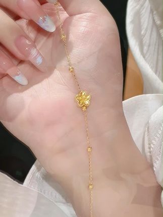 用桃花手链锁住时光,每一帧心动都是独家记忆 #桃花 #黄金手链 #首饰分享