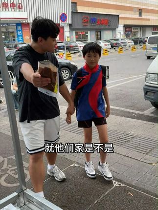这藤椒辣条真的绝,四川新鲜藤椒制作,所以吃起来麻麻的,一点甜味都没有,还有小时候的味道!#辣条 #解馋 #吃货