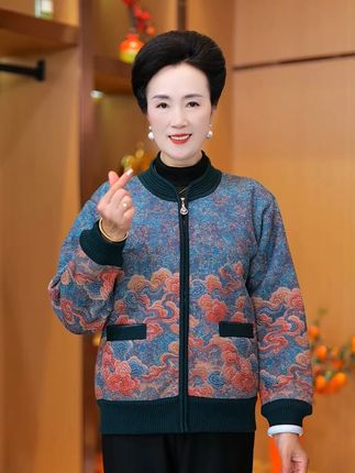 以前妈总说 “衣服够穿”,直到穿上孩子送的新衣,颜色衬得她气色透亮,版型也刚好#妈妈装  #送妈妈  #孝心父母