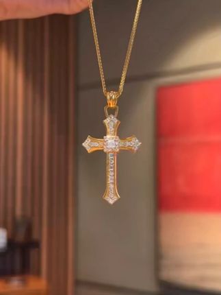 爆闪金色十字架项链,闪耀金色光芒,精致工艺,优雅百搭,展现独特魅力。无论是日常佩戴还是重要场合,都能成为焦点。#项链 #饰品搭配 #美饰分享 #首饰搭配 #首饰分享