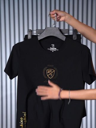 这个夏天,一位穿圆领短袖的男士,身边一定有一位美丽的穿碎花裙的女士#冰丝短袖套装 #品质男装 #夏季新款 #谁穿谁好看 #短袖t恤