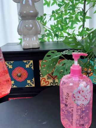 #花瓣沐浴露 #沐浴露推荐 #留香沐浴露 #香水沐浴露 #洗护好物 比香水还香的沐浴露,满满的鲜花瓣,香味真的绝了
