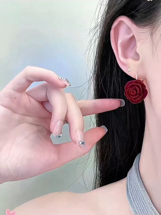 合金耳饰 红色复古玫瑰花耳扣:/ 植绒耳环女气质港风高级感显脸瘦#耳饰 #复古 #高级感 #百搭 #耳环