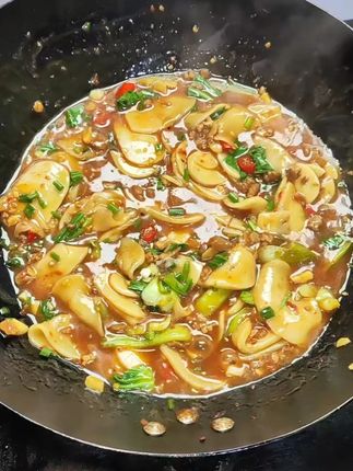 我们江西人对年糕的喜爱程度丝毫不亚于米粉,尤其是这个弋阳大禾米年糕,不管炒着吃还是煮着吃都非常好吃!#汤煮年糕#弋阳年糕做法