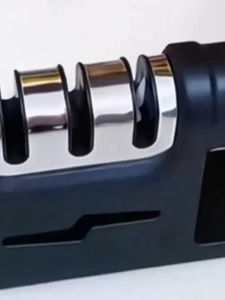 【三段磨刀!快速锋利】家用手持式磨刀器,厨房好帮手!不管是家庭厨房还是酒店后厨都能用,三段式设计超实用——粗磨修复钝刃、中磨细化刃口、精磨抛光亮刃,一步到位让刀具快速变锋利。手动操作不用插电,握感舒适不打滑,适配菜刀、剪刀等多种刀具。小巧不占空间,收纳方便。解决刀具磨不锋利、磨刀步骤繁琐的难题,切菜切肉更轻松!#家用三段式磨刀器  #酒店厨房快速磨刀工具  #手持式手动磨刀石  #多功能厨房磨刀神器  #菜刀剪刀专用磨刀器