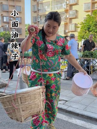 日白趁我睡着了把油辣子拿去卖,你们觉得他卖得怎么样?生活简单是清欢,人心简单是幸福#我的乡村生活 #农村美食 #农村