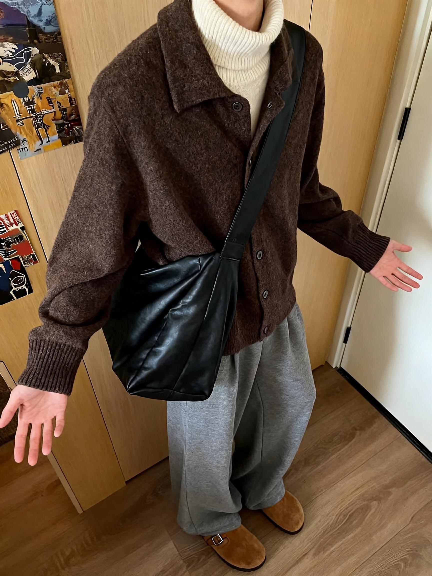 一件衣服因为衣领穿出两种风格。立领的风格和放下来的感觉很大,竖着显酷,放下显气质#ootd穿搭 #针织开衫男 #立领针织开衫 #男装 #秋冬 #男生会穿搭