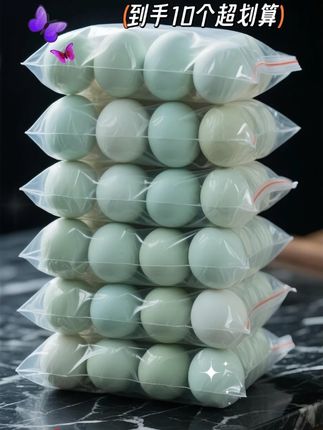 高邮咸鸭蛋。一口爱上的烤海鸭蛋,谁懂啊! 家人们,一定要试试烤海鸭蛋!我最近的心头爱!轻轻敲开蛋壳,红亮的油“唰'地就流出来,那叫一个诱人。咬一口,蛋黄沙软绵密,咸香味道在嘴里散开,一点不腻。蛋白咸淡也刚刚好,弹弹的。 这种海鸭蛋是海边的鸭子吃鱼虾长大下的蛋,营养老丰富了。不管配白粥、下饭,还是直接当零食,都嘎嘎香!吃一次就忘不了,我现在隔三岔五就得炫上一个,真的爱了。 #烤烤海鸭蛋 #美食分享 #海鸭蛋#咸鸭蛋@DOU+小助手 @DOU+ 上热门🔥